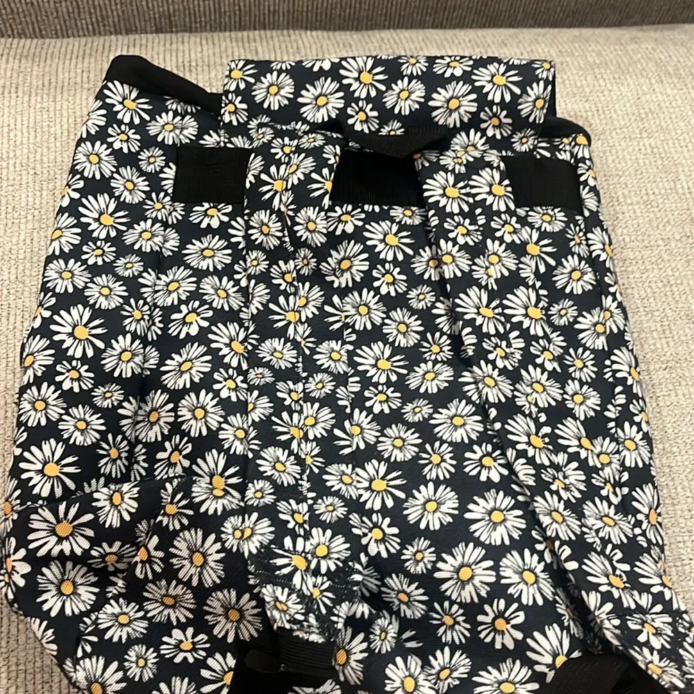 New Backpack with daisy design 🌼 Never used - Picture 4 of 7